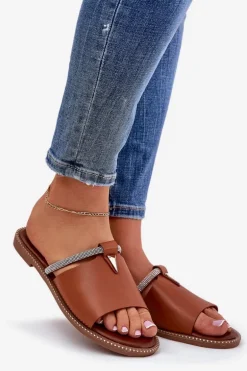 Eko Skórzane Klapki Na Płaskim Obcasie Z Ozdobnym Paseczkiem Camel Hirtewi