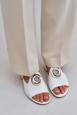 Eleganckie Klapki Damskie Na Niskim Obcasie Z Ozdobą Białe Feledis