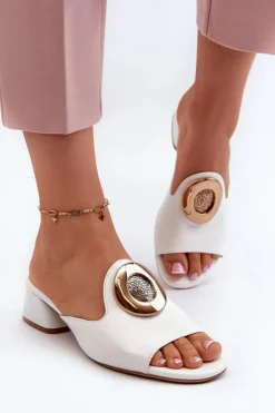 Eleganckie Lakierowane Klapki Damskie Na Niskim Obcasie Ze Złotą Ozdobą Białe Uzimila