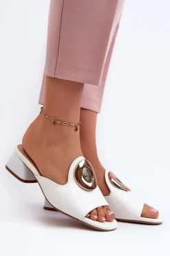 Eleganckie Lakierowane Klapki Damskie Na Niskim Obcasie Ze Złotą Ozdobą Białe Uzimila