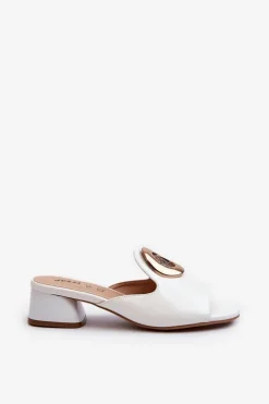 Eleganckie Lakierowane Klapki Damskie Na Niskim Obcasie Ze Złotą Ozdobą Białe Uzimila