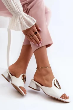 Eleganckie Lakierowane Klapki Damskie Na Niskim Obcasie Ze Złotą Ozdobą Białe Uzimila