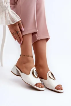 Eleganckie Lakierowane Klapki Damskie Na Niskim Obcasie Ze Złotą Ozdobą Białe Uzimila