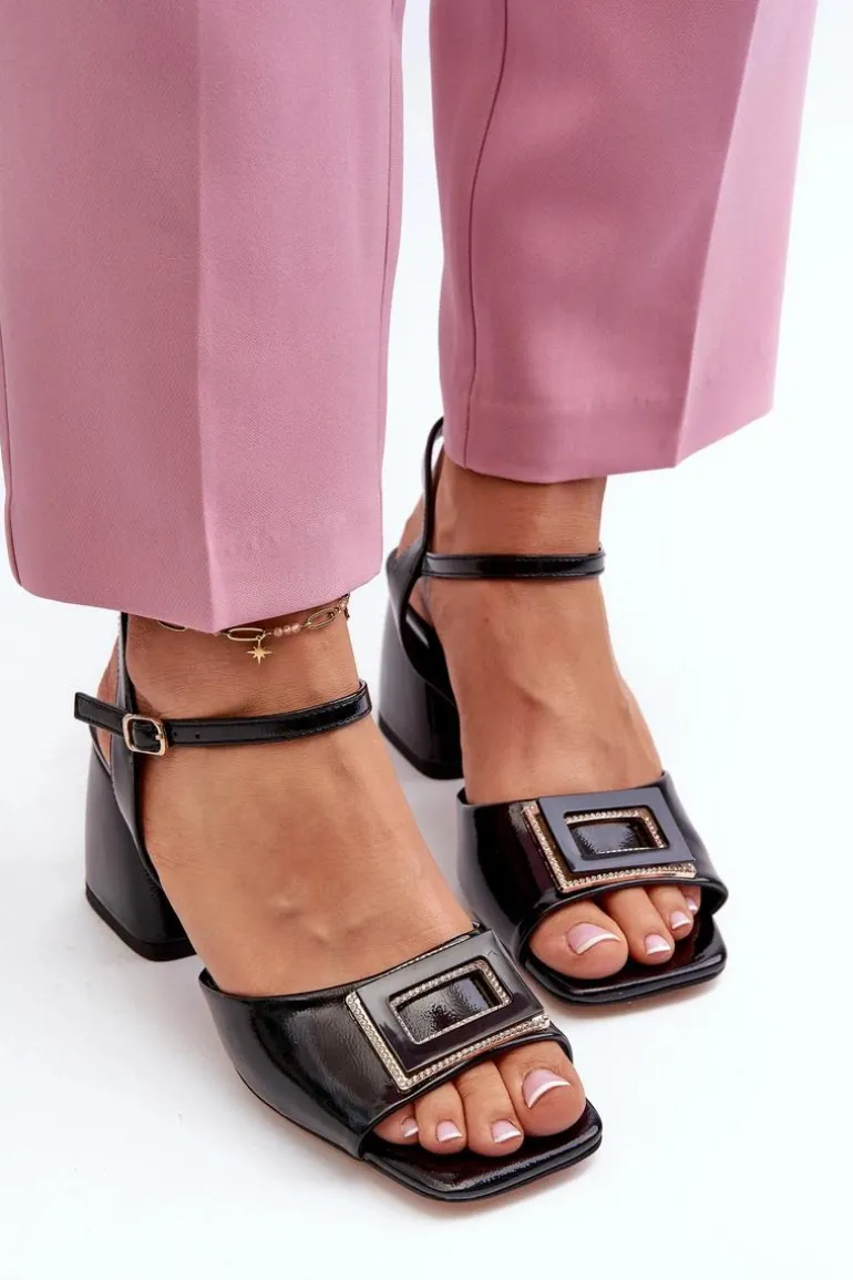 Eleganckie Lakierowane Sandały Na Słupku Z Ozdobą Czarne D&A MR38-202