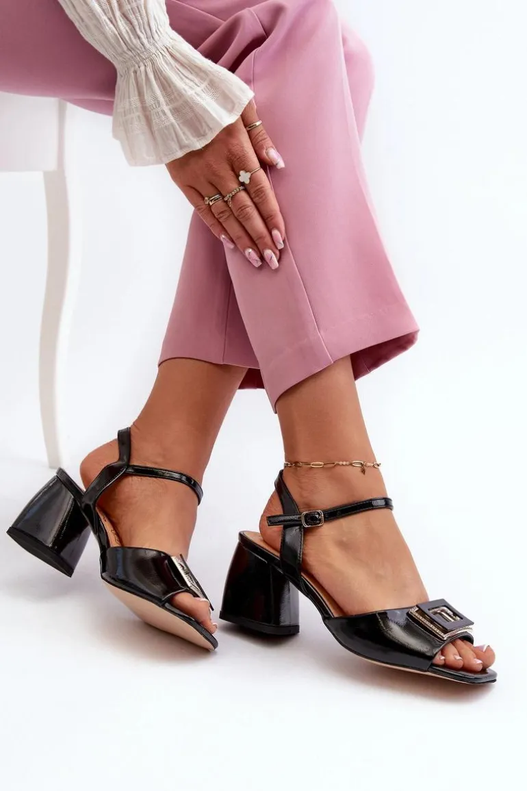 Eleganckie Lakierowane Sandały Na Słupku Z Ozdobą Czarne D&A MR38-202