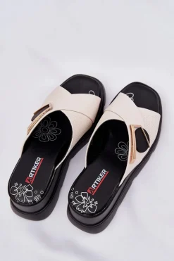 Eleganckie Skórzane Klapki Damskie Na Koturnie Z Ozdobą Artiker 56C1585 Beżowe