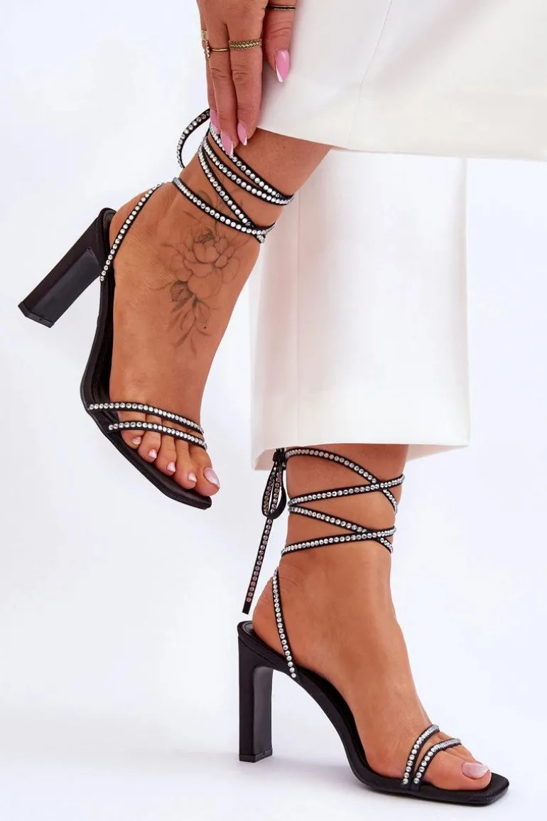 Eleganckie Wiązane Sandały Z Dżetami Czarne Nessy