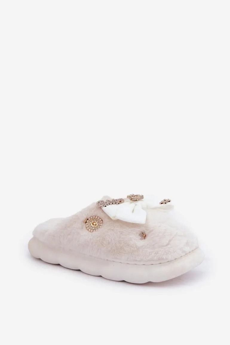 Futrzane Kapcie Z Kokardką I Przypinkami Białe Annalira