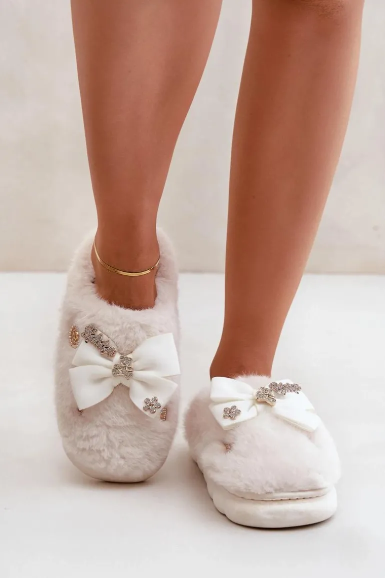 Futrzane Kapcie Z Kokardką I Przypinkami Białe Annalira