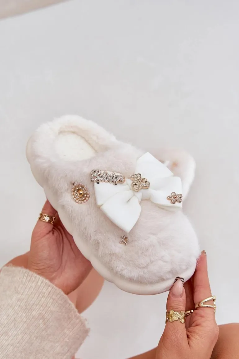 Futrzane Kapcie Z Kokardką I Przypinkami Białe Annalira