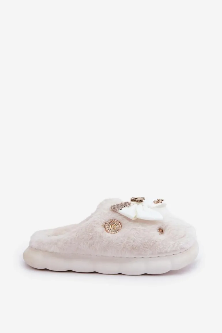 Futrzane Kapcie Z Kokardką I Przypinkami Białe Annalira