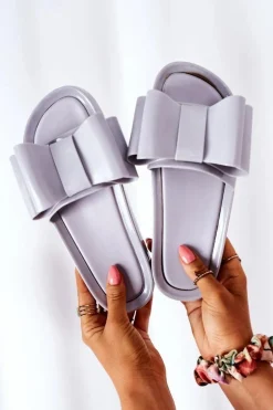 Gumowe Klapki Z Kokardą Szare April