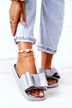 Gumowe Klapki Z Kokardą Szare April