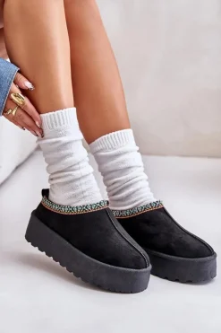 Kapcie Damskie Na Platformie Z Haftem Czarne Neroma