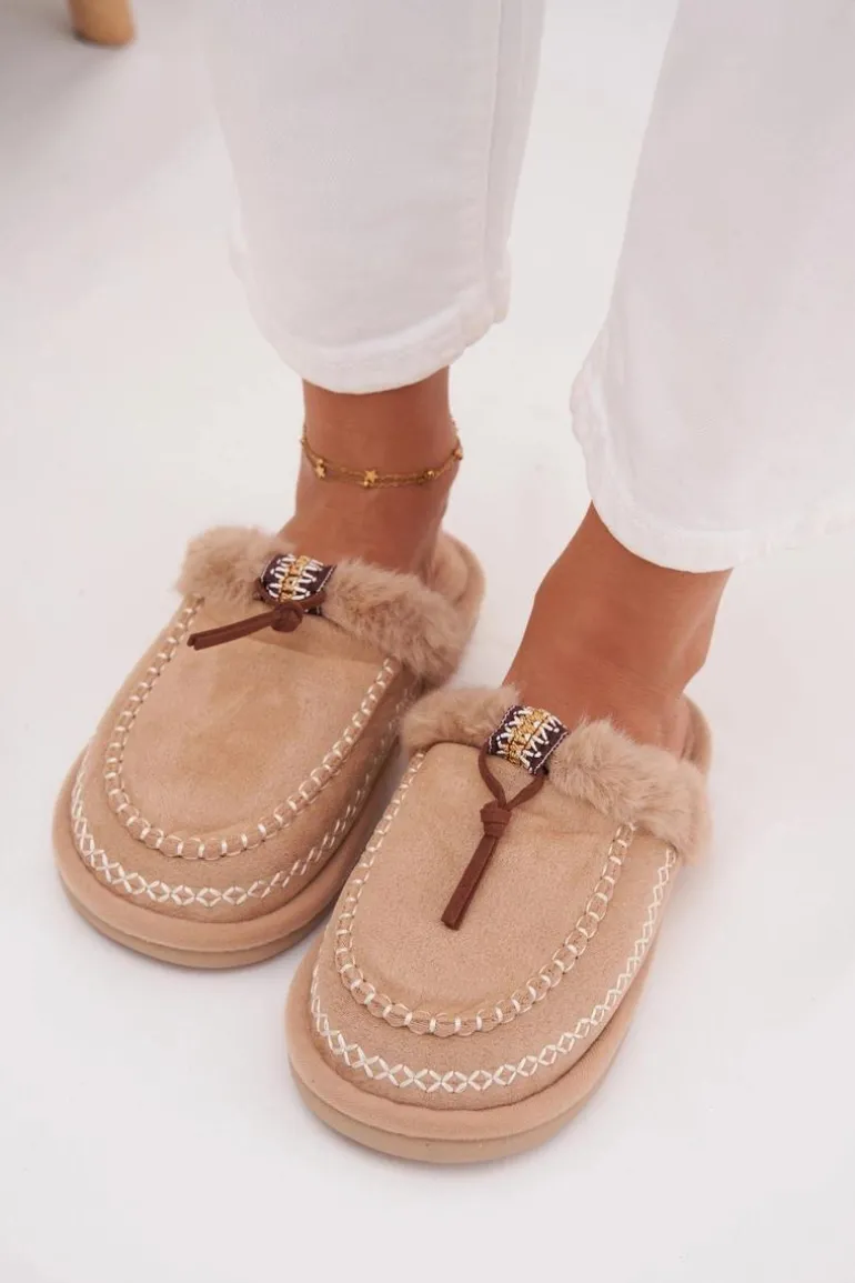Kapcie Damskie Z Futerkiem I Haftem Beżowe Perivelle