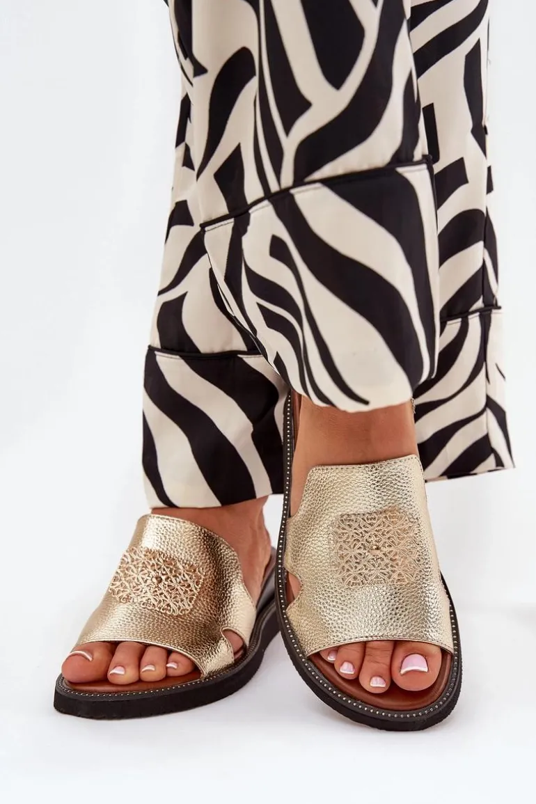 Klapki Damskie Na Koturnie Eko Skórzane Z Ozdobą Złote Sarela