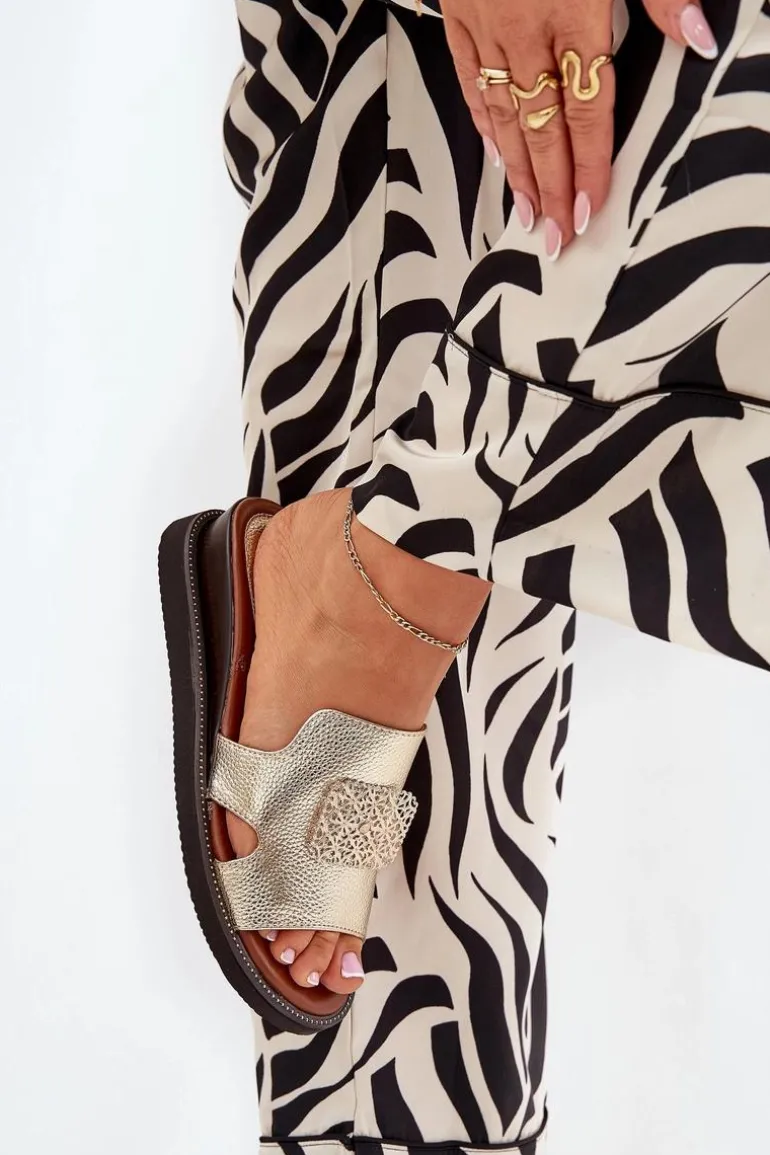 Klapki Damskie Na Koturnie Eko Skórzane Z Ozdobą Złote Sarela