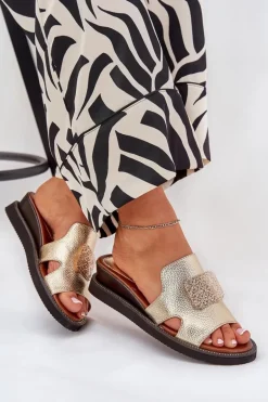 Klapki Damskie Na Koturnie Eko Skórzane Z Ozdobą Złote Sarela