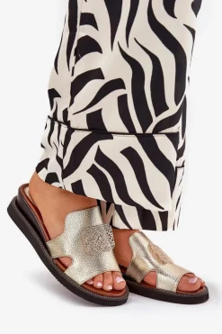 Klapki Damskie Na Koturnie Eko Skórzane Z Ozdobą Złote Sarela