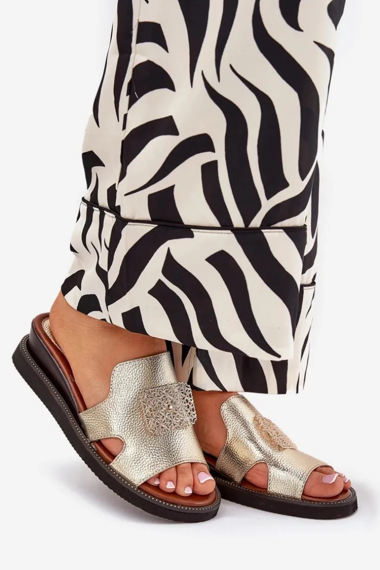 Klapki Damskie Na Koturnie Eko Skórzane Z Ozdobą Złote Sarela