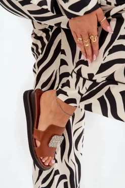 Klapki Damskie Na Koturnie Eko Skórzane Z Ozdobą Brązowe Sarela