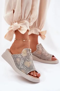 Klapki Damskie Na Koturnie Z Zamkiem Zwierzęcy Wzór Beżowe Irriva