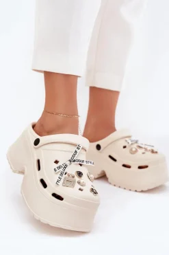Klapki Damskie Na Masywnej Platformie Z Przypinkami Beżowe Vivira