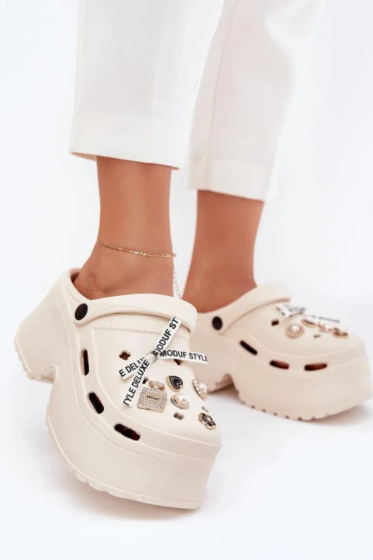 Klapki Damskie Na Masywnej Platformie Z Przypinkami Beżowe Vivira