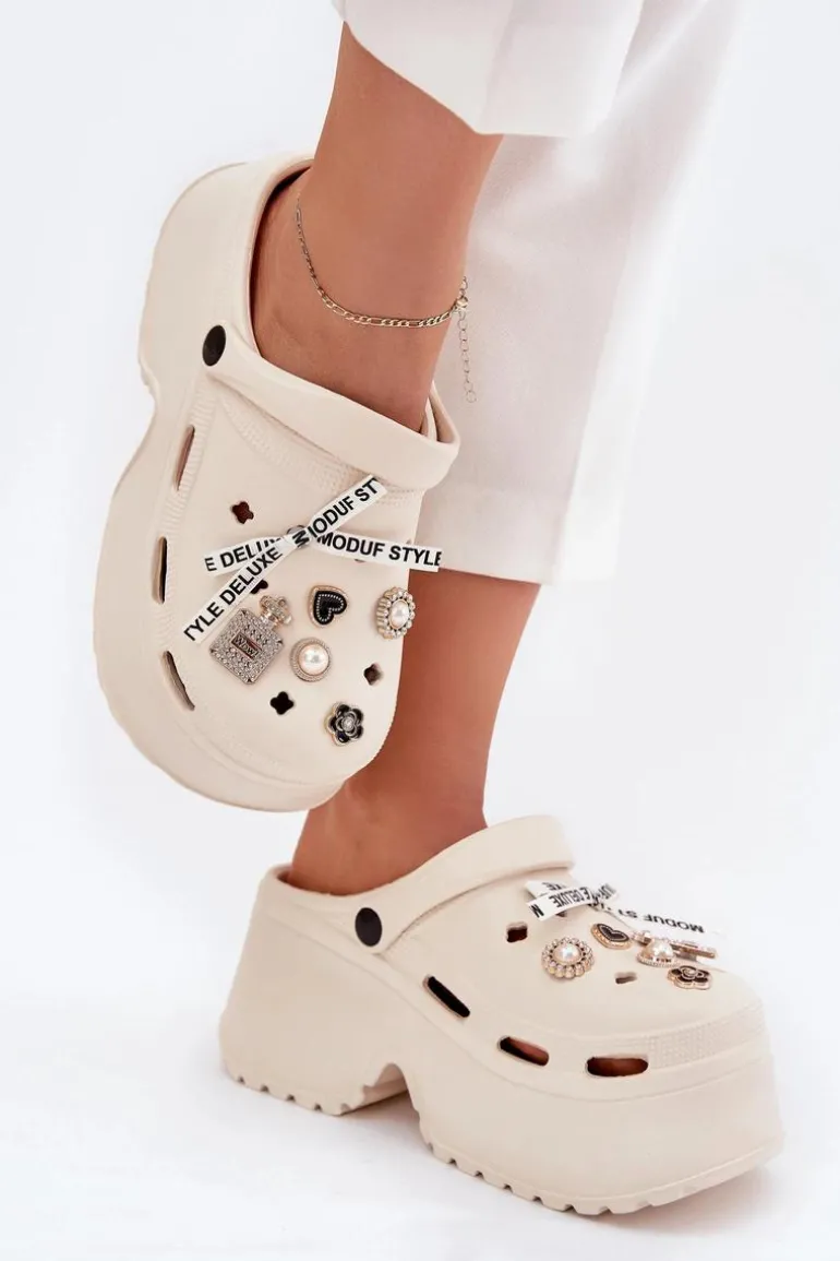 Klapki Damskie Na Masywnej Platformie Z Przypinkami Beżowe Vivira