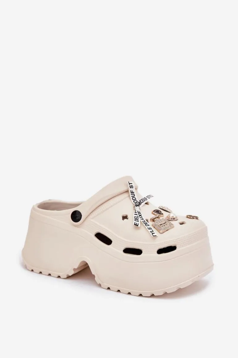 Klapki Damskie Na Masywnej Platformie Z Przypinkami Beżowe Vivira