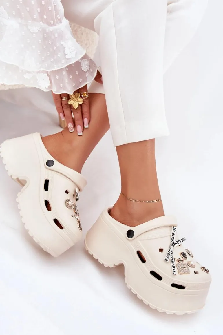 Klapki Damskie Na Masywnej Platformie Z Przypinkami Beżowe Vivira