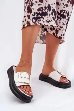 Klapki Damskie Na Masywnej Platformie Z Ozdobną Klamrą Białe Zelori