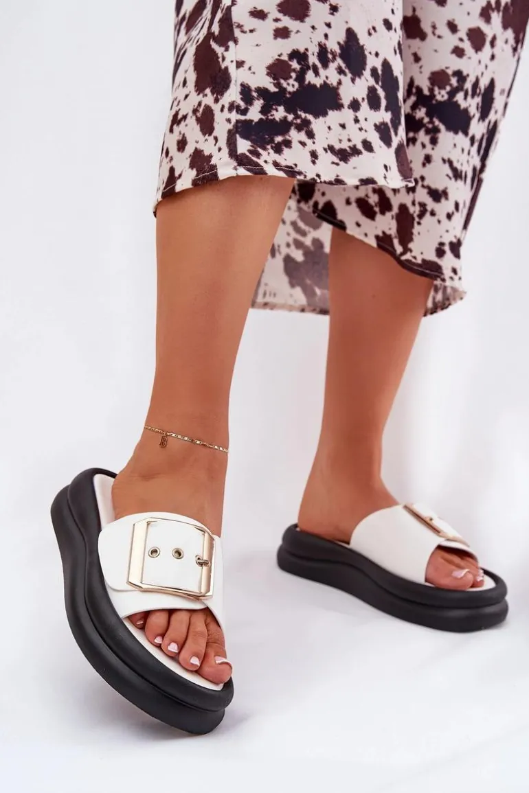 Klapki Damskie Na Masywnej Platformie Z Ozdobną Klamrą Białe Zelori