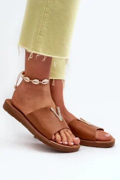 Klapki Damskie Na Płaskiej Podeszwie Z Ozdobą Eko Skórzane Brązowe Makia