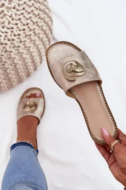 Klapki Damskie Na Płaskim Obcasie Z Ozdobnym Detalem KV51-007 Złote