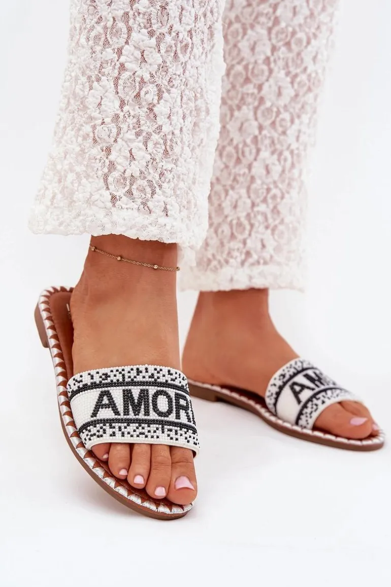 Klapki Damskie Na Płaskim Obcasie Ze Zdobieniem Amore Białe Avelina