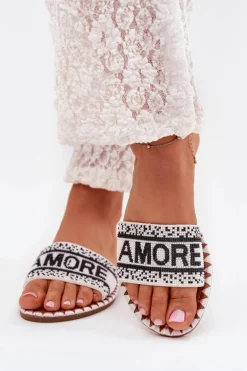 Klapki Damskie Na Płaskim Obcasie Ze Zdobieniem Amore Białe Avelina