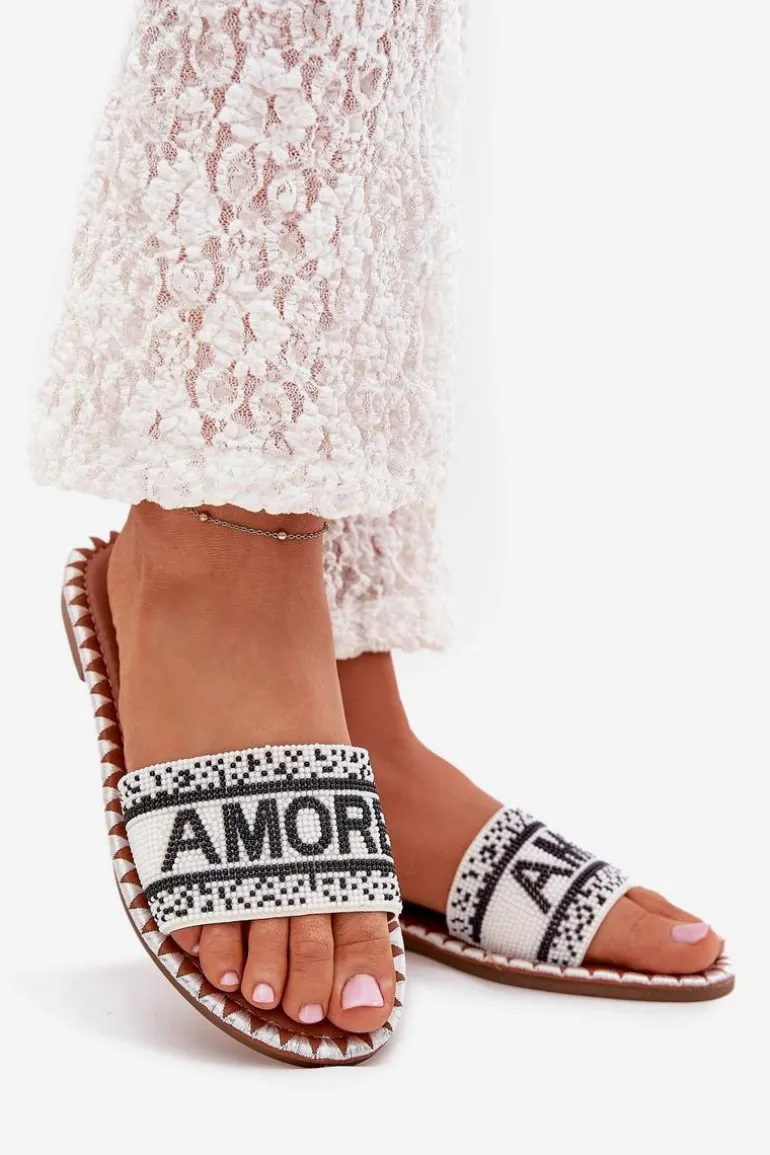 Klapki Damskie Na Płaskim Obcasie Ze Zdobieniem Amore Białe Avelina