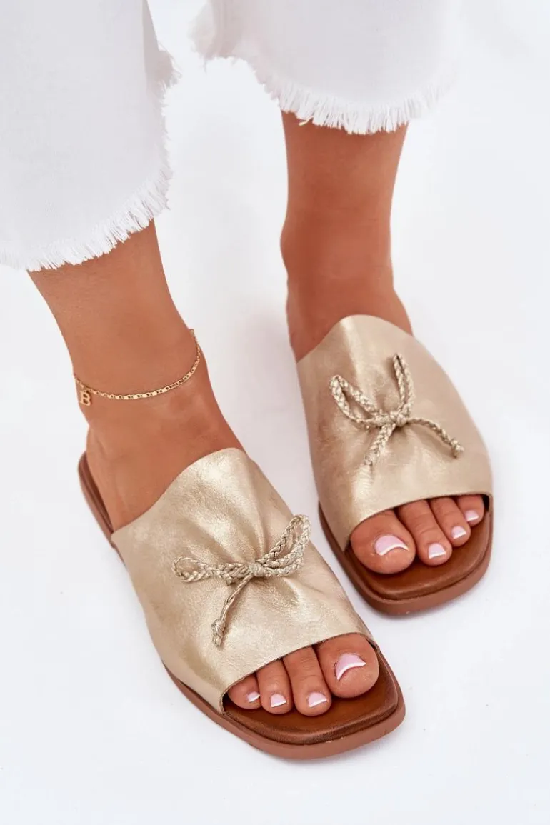 Klapki Damskie Na Płaskim Obcasie Z Ozdobnym Wiązaniem Złote Norela