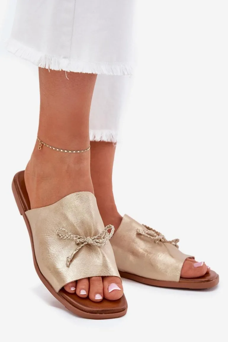 Klapki Damskie Na Płaskim Obcasie Z Ozdobnym Wiązaniem Złote Norela