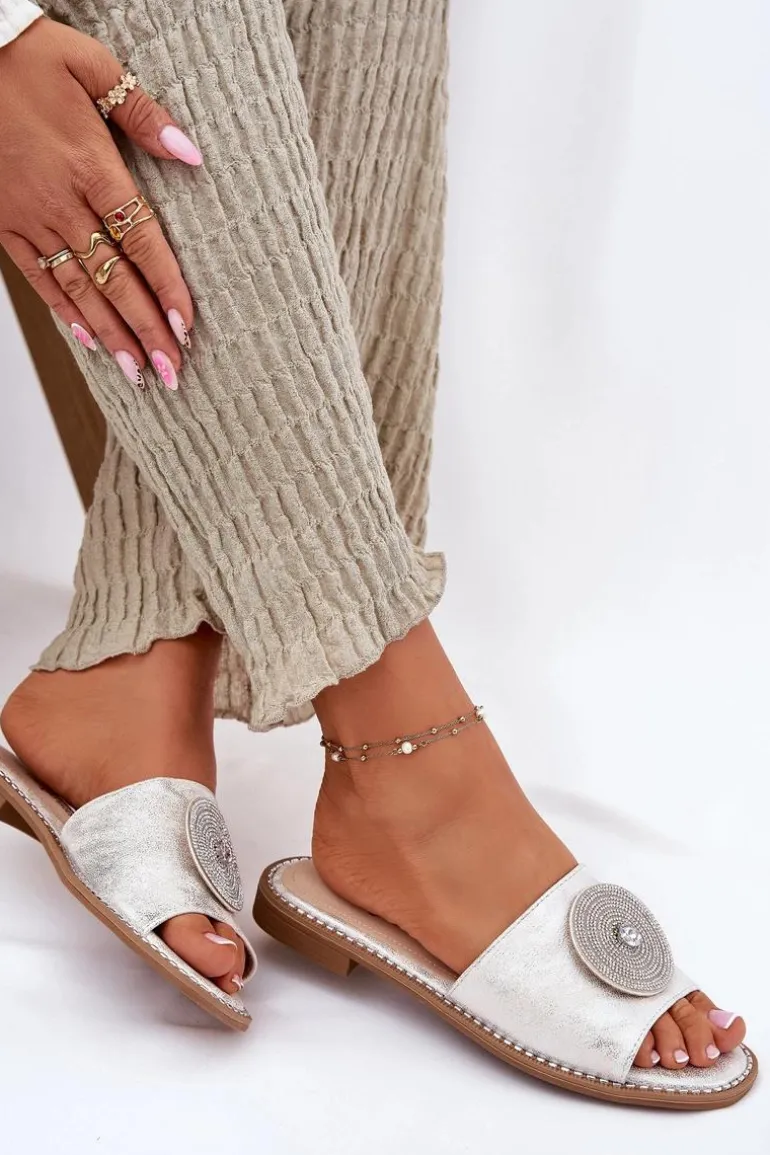 Klapki Damskie Na Płaskim Obcasie Z Ozdobą S.Barski KV51-013 Srebrne