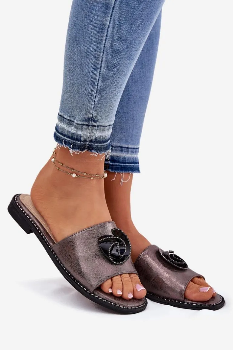 Klapki Damskie Na Płaskim Obcasie Z Ozdobnym Detalem KV51-007 Grafitowe