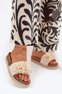 Klapki Damskie Na Platformie Z Ozdobnymi Kwiatkami Beżowe Tessara