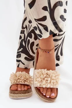 Klapki Damskie Na Platformie Z Ozdobnymi Kwiatkami Beżowe Tessara