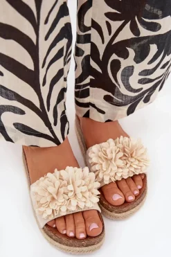 Klapki Damskie Na Platformie Z Ozdobnymi Kwiatkami Beżowe Tessara