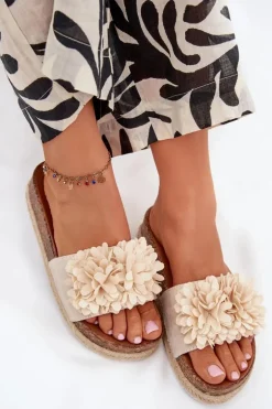 Klapki Damskie Na Platformie Z Ozdobnymi Kwiatkami Beżowe Tessara