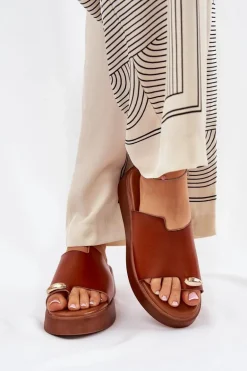 Klapki Damskie Na Platformie I Niskim Koturnie Z Ozdobnym Detalem Camel Saqesse