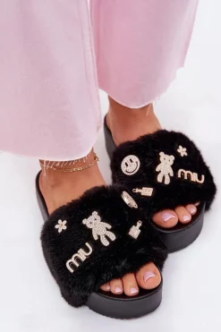 Klapki Damskie Na Platformie Z Futerkiem I Złotymi Przypinkami Czarne Livira