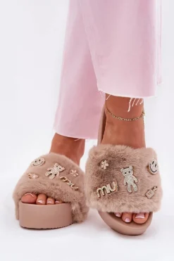 Klapki Damskie Na Platformie Z Futerkiem I Złotymi Przypinkami Beżowe Livira