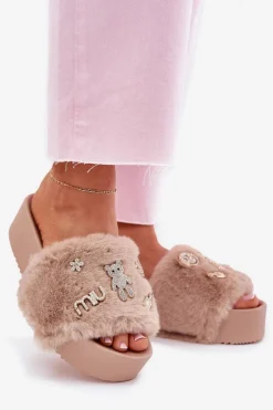 Klapki Damskie Na Platformie Z Futerkiem I Złotymi Przypinkami Beżowe Livira